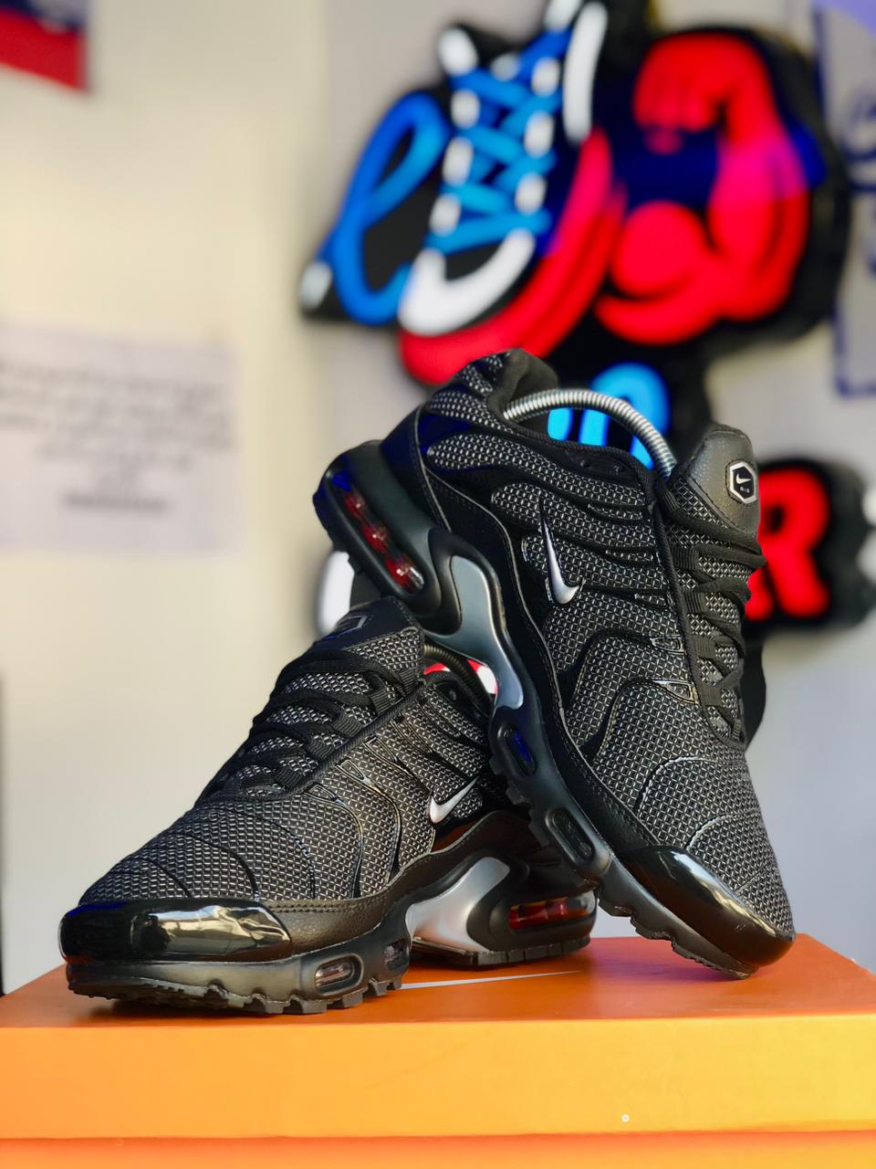 NIKE Tn - Black Metallic Silver